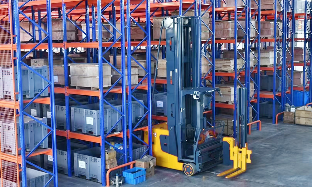 窄巷道也能高效作業(yè)——上海優(yōu)耐飛三向叉車(chē)的創(chuàng)新之道